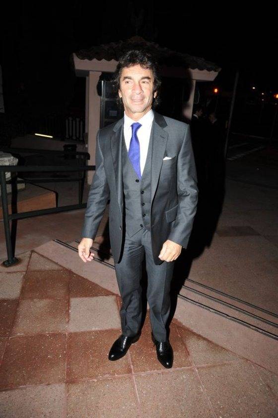 70 yaşındaki milyarder iş adamı uzun boylu genç sevgilisiyle Bebek'te göğsünü gere gere poz verdi 7